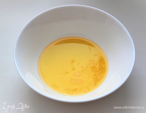 20 г сливочного масла растопить в микроволновой печи или сделать, как я: достать его перед самым началом готовки, поставить в теплое место. И когда доходит его очередь, оно уже готово. Сливочное масло перелить в кастрюлю/ковш, поставить на медленный огонь.