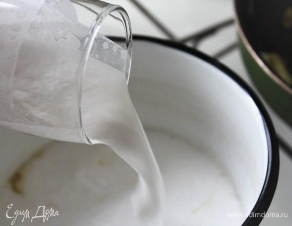 К маслу влить кокосовое молоко.