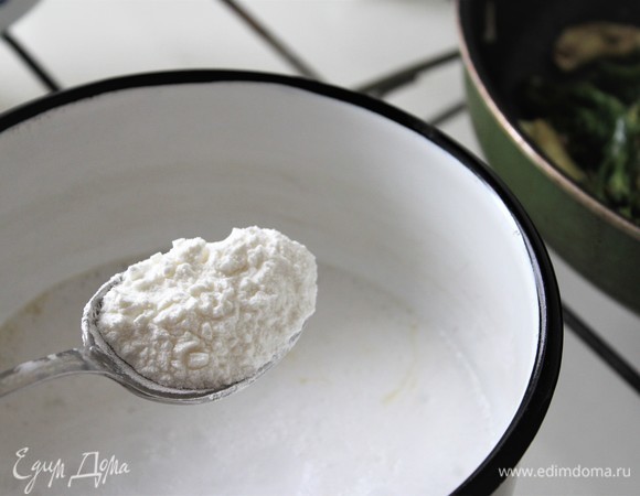 Добавить 2 ст. л. кукурузного крахмала и 2 щепотки соли.