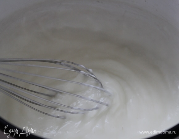 Энергично взбить венчиком, особенно затрагивая дно, чтобы убрать образующиеся комочки.