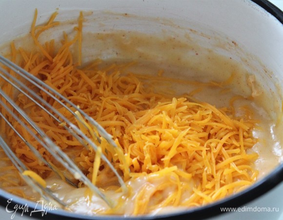 1/2 чеддера добавить к соусу. Энергично перемешать в течение 30 секунд.