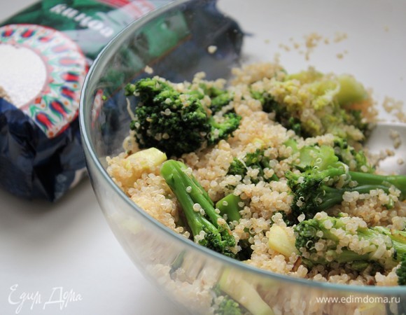 В чаше соединить киноа и овощи.