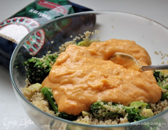 Добавить соус. Перемешать.