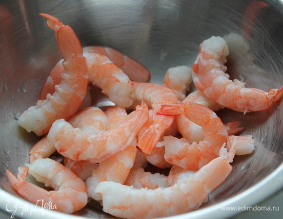 Последний штрих. Очистить креветки. Удалить голову и ножки, затем — панцирь. Сделать надрез вдоль спинки. При необходимости аккуратно удалить темную кишечную вену.