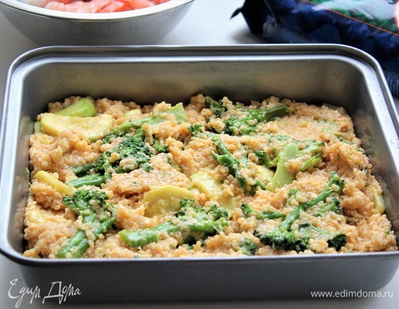 Все готово, приступаем к сборке обалденной запеканки. Распределить основную массу по всей форме. У меня форма размером 16х19 см.