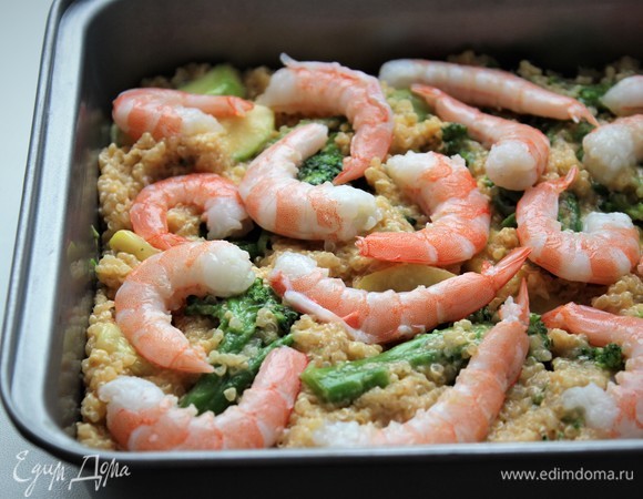 Сверху распределить креветки.