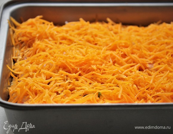 Посыпать второй частью чеддера. И отправить в духовку на 15–20 минут при температуре 180°C. Учитывать особенности своего духового шкафа.