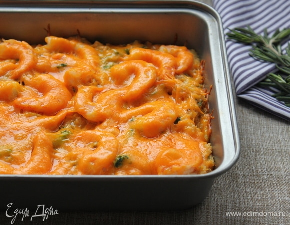 Киноа и овощи в восхитительном соусе под нежными креветками и золотистой корочкой чеддера. Идеальное блюдо для праздничного стола.