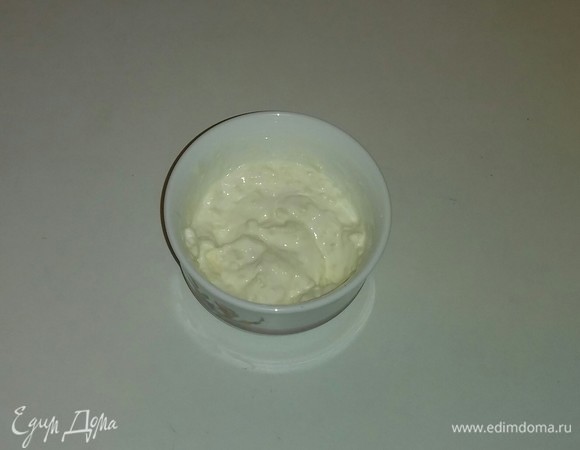 Готовим соус для тостов. Смешиваем вместе сметану, измельченный чеснок и соль.