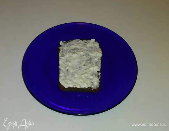 Затем намазываем готовые тосты подготовленным соусом и едим с удовольствием. Особенно хорошо их есть с каким-нибудь супчиком. Приятного аппетита!