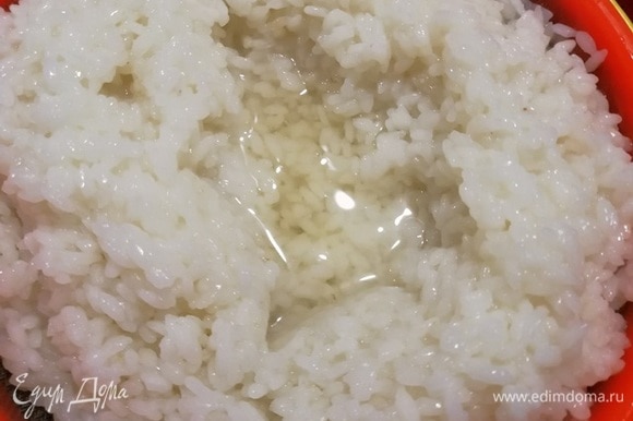 В горячий рис добавляем 0,5 ст. л. рисового уксуса. Охлаждаем рис.