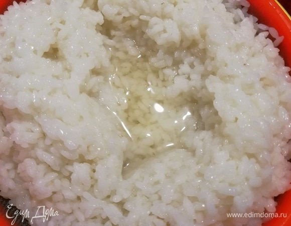 В горячий рис добавляем 0,5 ст. л. рисового уксуса. Охлаждаем рис.