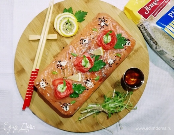 Осталось перевернуть форму на блюдо и снять пленку. Суши-торт готов!