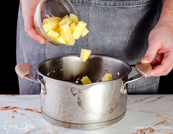 Нарежьте картофель крупным кубиком, положите в кастрюлю с кипящей водой (1,5 л).