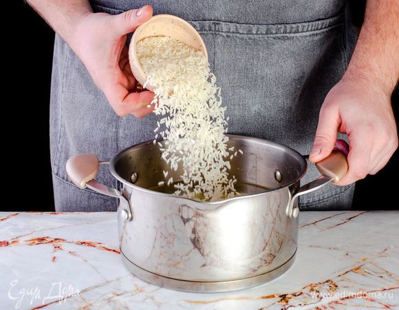 Добавьте в кастрюлю 3 ст. л. риса.