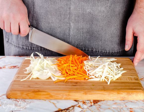 Нарежьте соломкой лук, морковь и корень сельдерея.