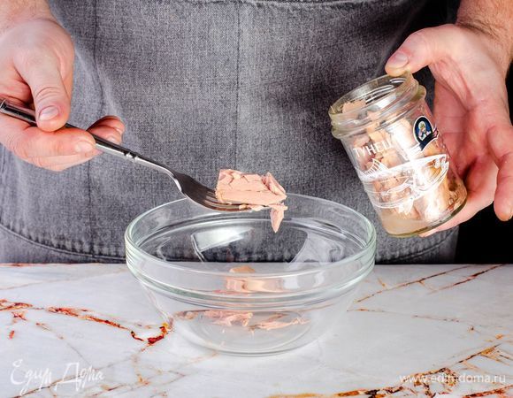 Выложите консервированного тунца ТМ «Капитан Вкусов» в тарелку, слегка разомните вилкой.