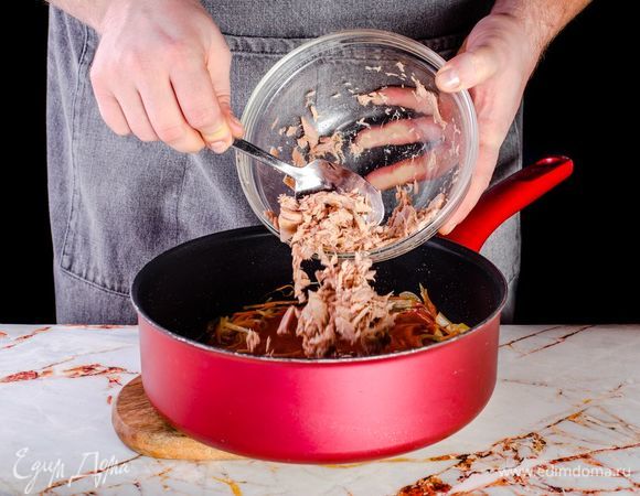 Обжарьте овощи на оливковом масле в течение нескольких минут. В конце жарки добавьте в сотейник протертые томаты и тунец ТМ «Капитан Вкусов». Потушите в течение 10 минут.