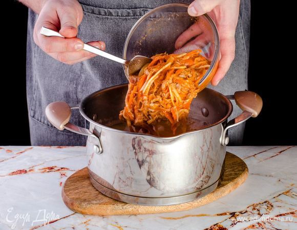 Полученную массу переложить в кастрюлю.