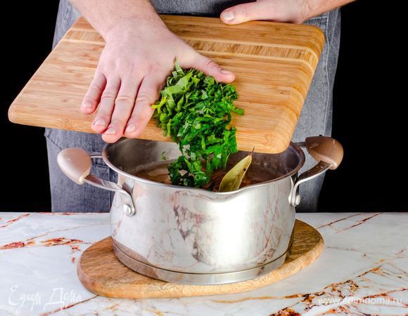 Мелко порубите зелень и вместе с лавровым листом отправьте в суп.