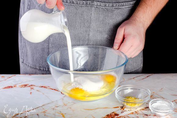 Смешайте муку, разрыхлитель, 2 яйца, кефир и соль. Натрите цедру лимона и добавьте к остальным ингредиентам. Замесите тесто.