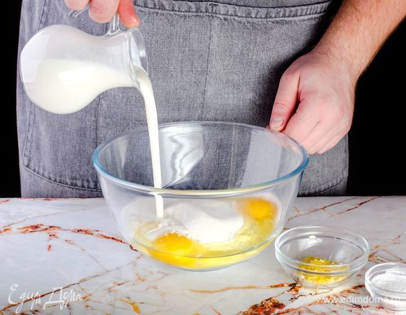 Смешайте муку, разрыхлитель,  2 яйца, кефир и соль. Натрите цедру лимона и добавьте к остальным ингредиентам. Замесите тесто.