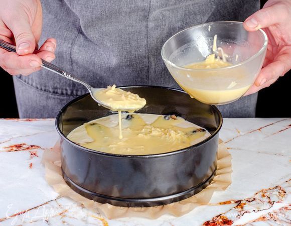 Залейте пирог заливкой.