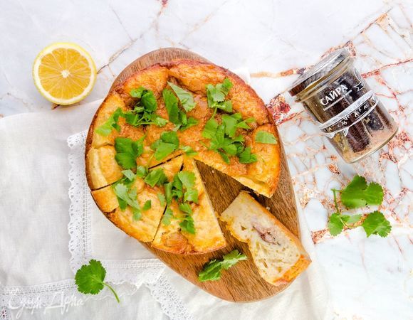 Выпекайте пирог в разогретой до 180°C духовке в течение 30–35 минут. Перед подачей посыпьте измельченной кинзой. Приятного аппетита!