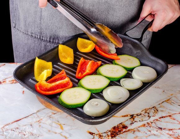 Разогрейте сковороду-гриль с оливковым маслом, подрумяньте нарезанные овощи (кроме помидоров) с двух сторон.
