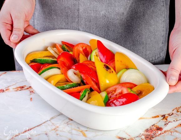 Помидоры и обжаренные овощи выложите в форму, чередуя между собой.