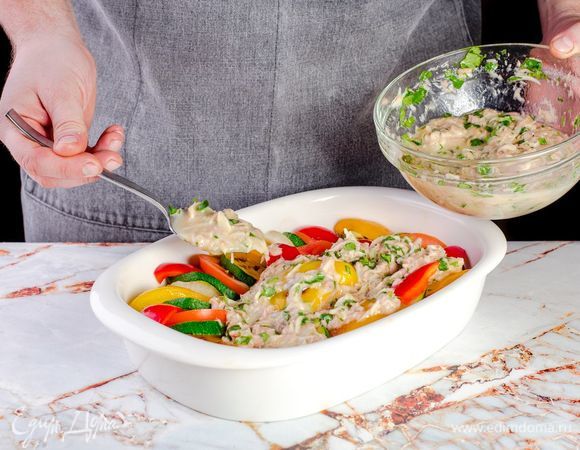 Полученную массу выливаем на овощи и ставим запекаться на 15 минут при температуре 180°C.