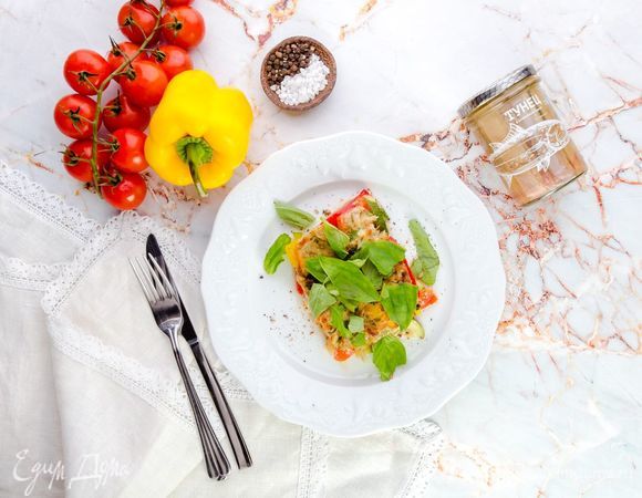 Овощной рататуй с тунцом готов. Приятного аппетита!