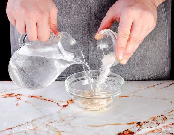 Дрожжи смешайте с теплой водой и сахаром.