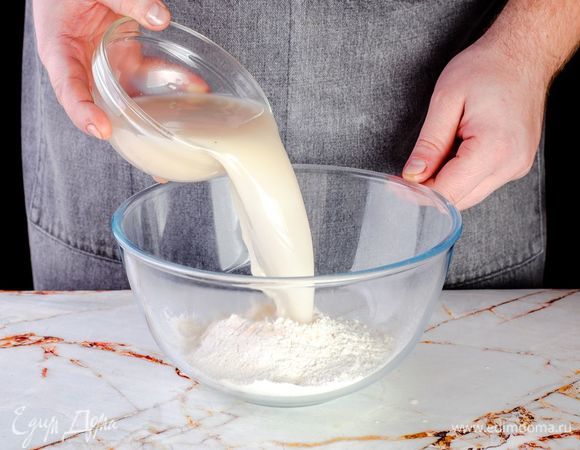 Соберите муку небольшой горкой и сделайте по центру углубление, влейте дрожжи, оливковое масло и соль.