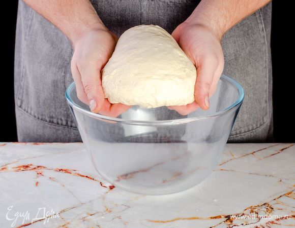 Месите тесто, пока оно не станет эластичным и податливым. Сформируйте из теста шар и оставьте его в теплом месте для подъема на 30–40 минут.