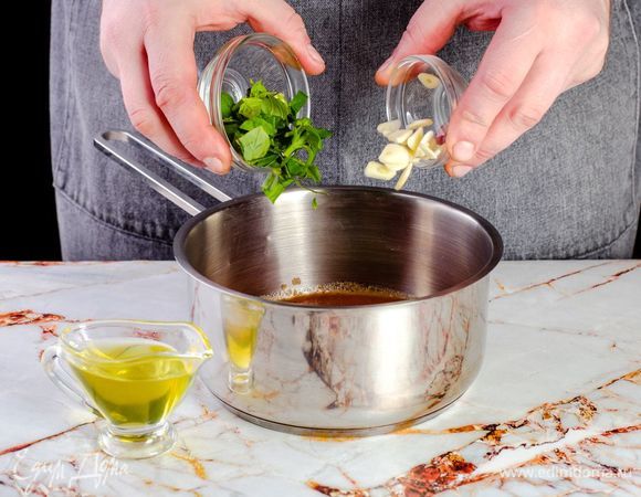 В это время приготовьте соус, смешав в сотейнике оливковое масло, протертые помидоры, сахар, измельченный чеснок и базилик. Варите соус на среднем огне несколько минут.