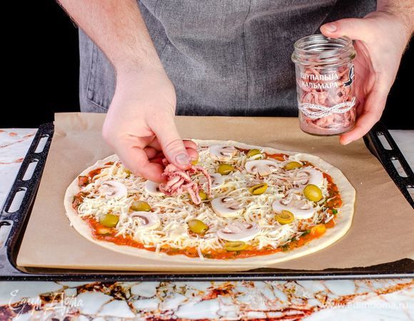 Щупальца кальмаров ТМ «Капитан Вкусов» процедите от жидкости, выложите на пиццу.