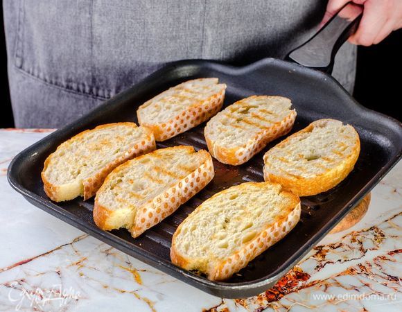 П<span>одсушите чиабатту на разогретой сковороде-гриль с небольшим количеством оливкового масла.</span>