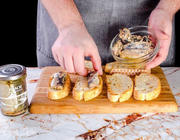 Выложите сардины ТМ «Капитан Вкусов» на брускетты.