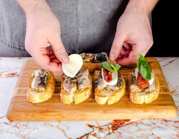 Добавьте вяленые помидоры и моцареллу по вкусу.