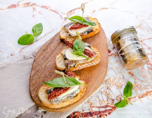 Перед подачей украсьте брускетты листиками свежего базилика. Приятного аппетита!