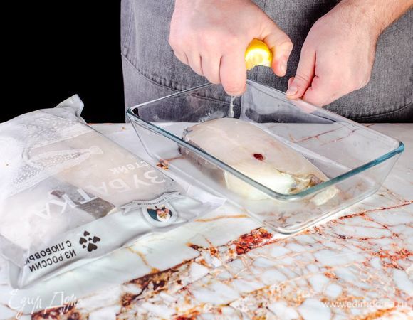 Разморозьте стейки зубатки ТМ «Капитан Вкусов». Положите в глубокую форму, полейте лимонным соком.