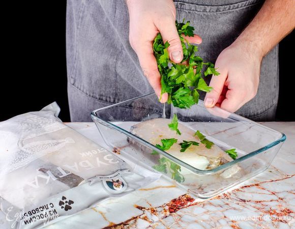 Посолите рыбу, добавьте сахар и измельченную петрушку. Оставьте на 30 минут.