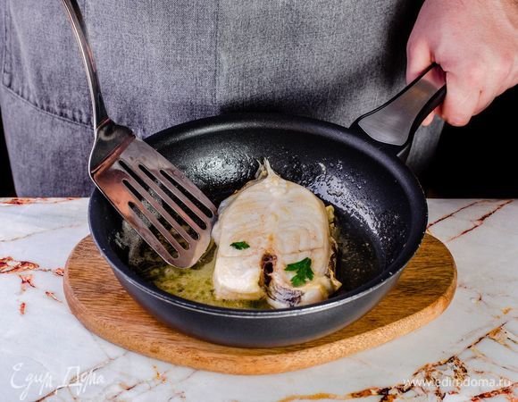 Достаньте стейки, обсушите и обжарьте на разогретой сковороде со сливочным маслом до появления румяной корочки.