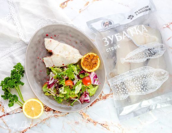 Готовые стейки посыпьте молотым перцем и зеленью. Приятного аппетита!