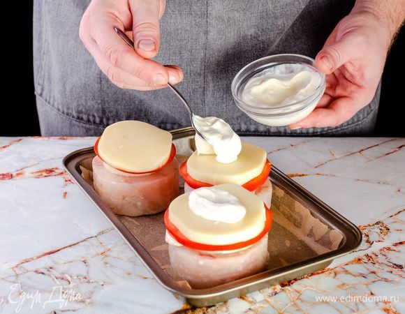 Сверху смажьте блюдо сметаной.