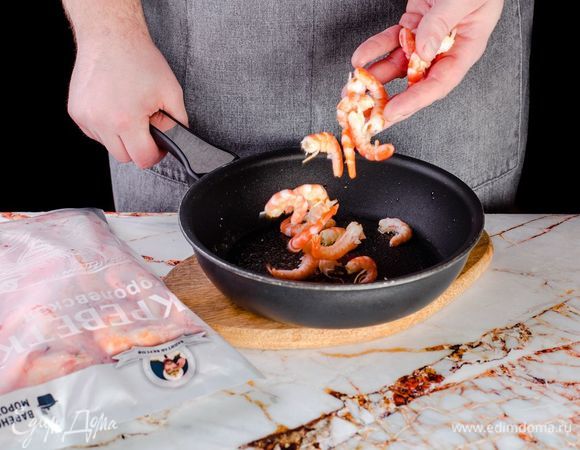 Разморозьте и очистите королевские креветки ТМ «Капитан Вкусов», обжарьте на сковороде в течение 2-х минут.