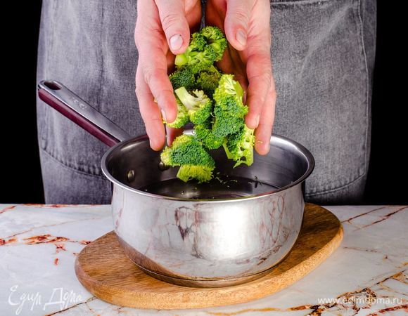 Брокколи разберите на соцветия и отварите в кипящей подсоленной воде в течение 3-х минут.