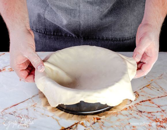 Раскатайте тесто в круг толщиной 1–1,5 см. Предварительно смажьте форму для запекания сливочным маслом. Выложите тесто в форму, сформируйте бортики по краям.<br />
 