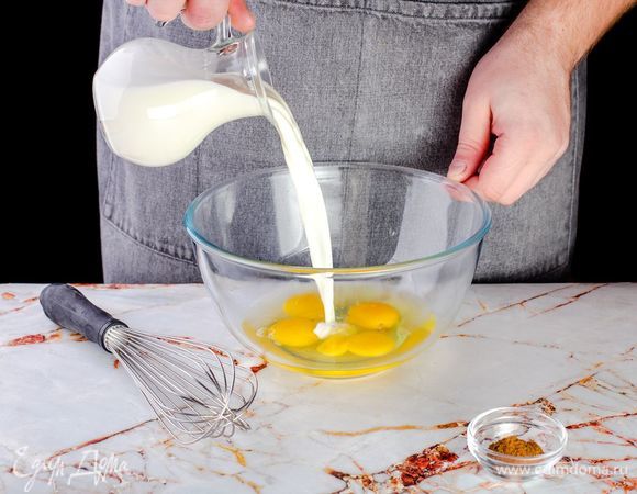 Взбейте яйца с молоком и сливками, добавьте мускатный орех, соль и перец.